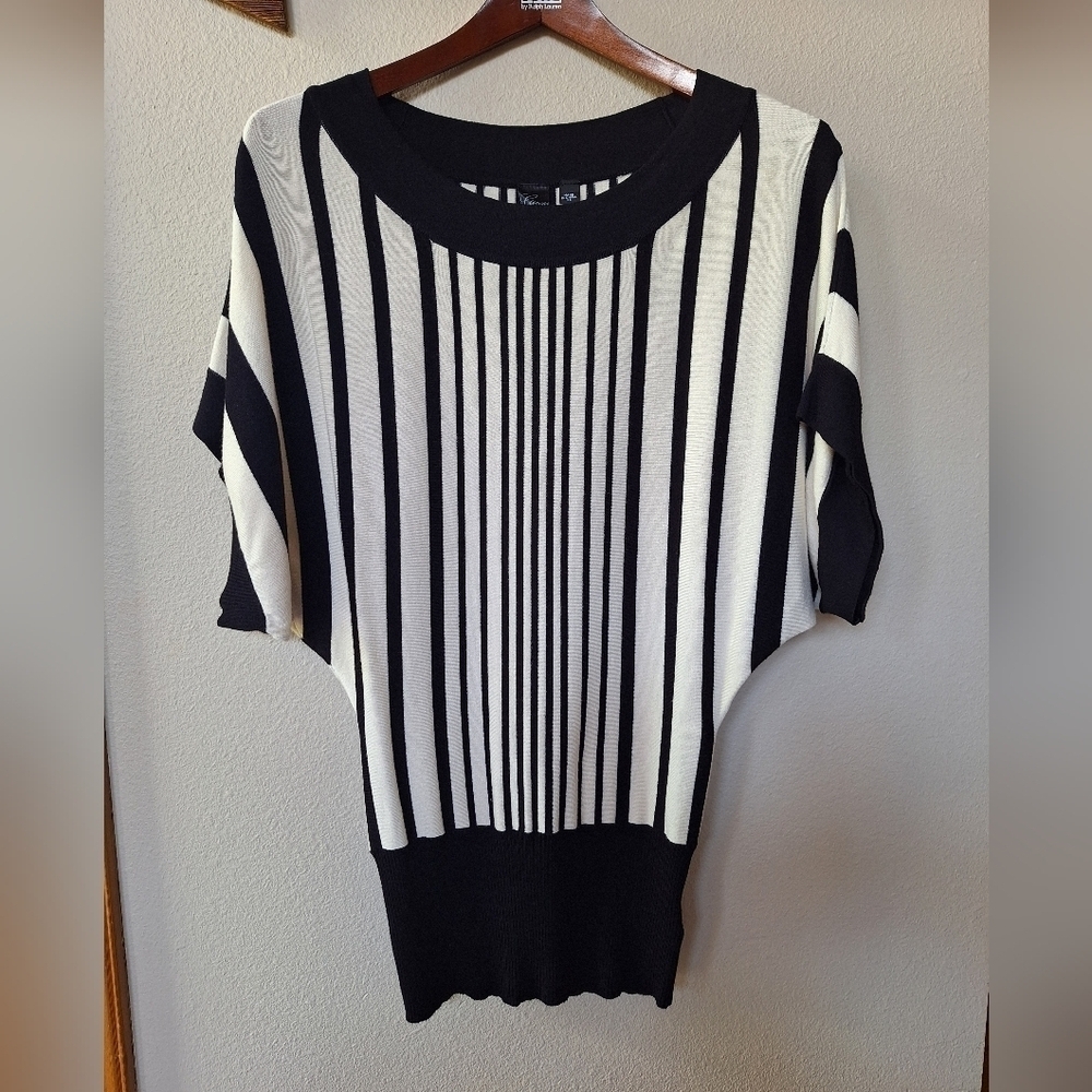 Guess Womens Short sleeve dolman sweater. Black/white. Size XS
